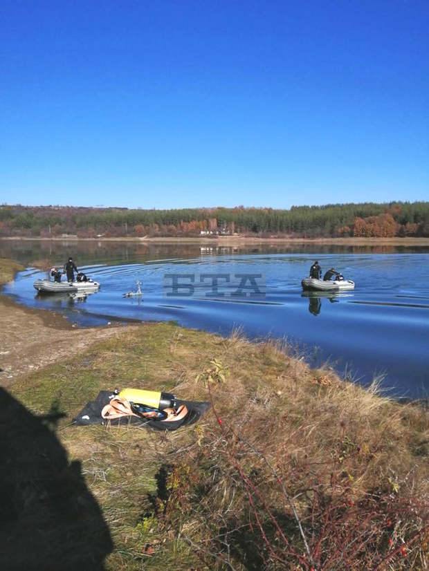 Нова операция по издирването на изчезналия Янек Миланов е започнала днес във водите на язовир "Дяково"