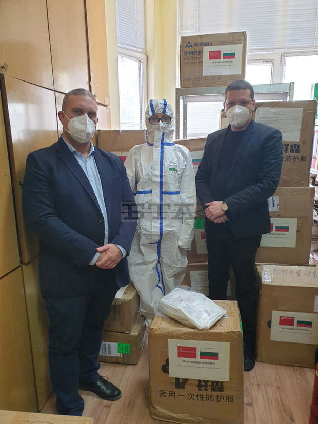 Областният управител на Софийска област Илиан Тодоров раздаде дарените от китайската провинция Хубей предпазни маски и защитни костюми на полицията в Самоков Областният управител на Софийска област Илиан Тодоров раздаде дарените от китайската провинция Хубей предпазни маски и защитни костюми на полицията в Самоков