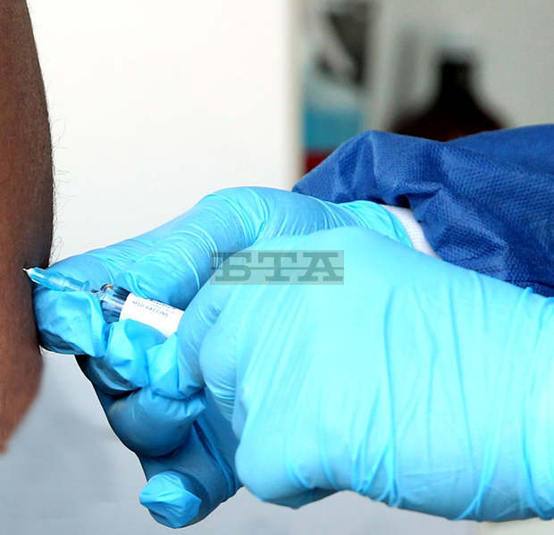 Имунизационните пунктове в София и странатаприемат желаещи да се ваксинират срещу COVID-19 и днес