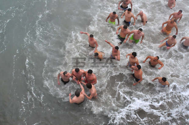 В Бургас на Йордановден ще има ритуал по спасяване на Светия кръст в морето