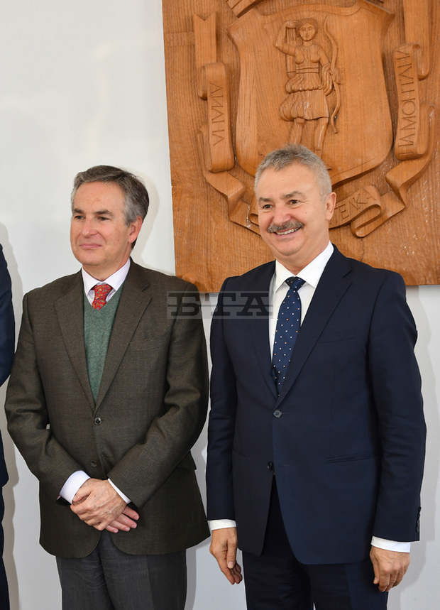 Посланикът на Испания откри в Монтана изложбата "Дипломация през сърцата на два народа"