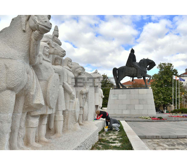 Скулптурната композиция "Хан Аспарух и неговата конница" в Исперих е реставрирана