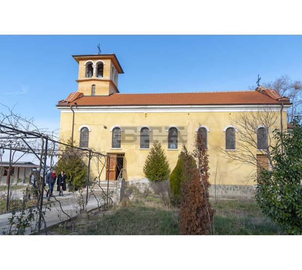 Осветиха нов навес в двора на църквата "Свети Георги Победоносец" в село Ивайло