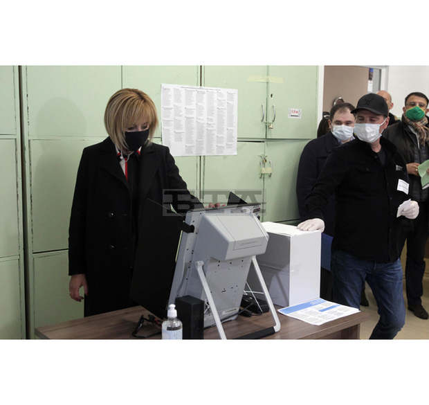 Мая Манолова заяви, че гласува за "извеждане на мафията от властта и от хазната"