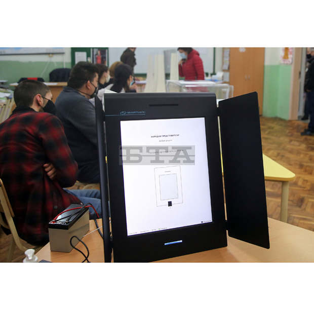 Изборният ден в столицата започна нормално