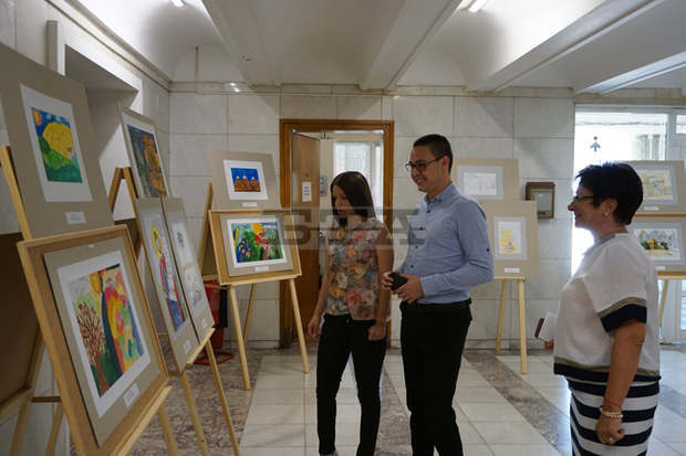 Пътуващата изложба с рисунки на деца от български неделни училища в чужбина гостува в Шумен