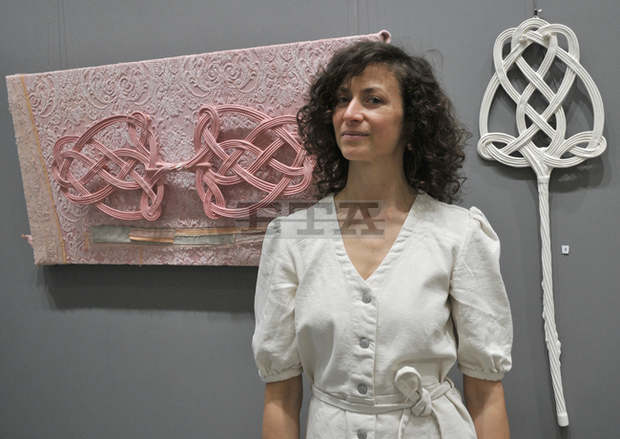 Творби от порцелан показа на изложба в Бургас художничката Женя Адамова