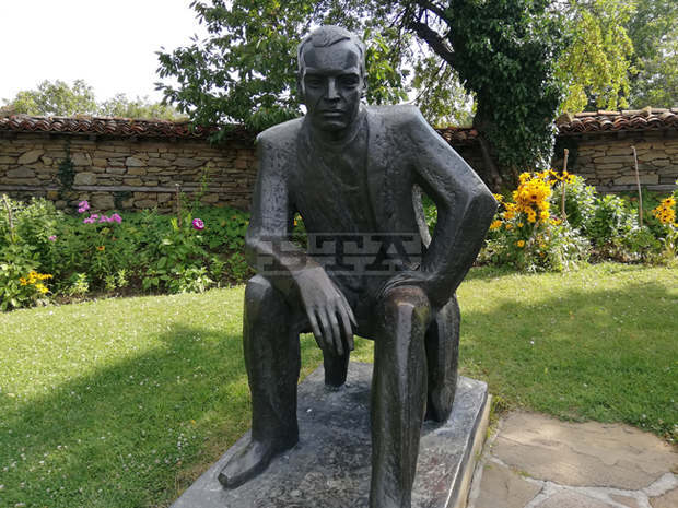 С изнесен ритуал пред паметника на Йордан Йовков в къщата музей в Жеравна ще бъде чествана годишнина от рождението му