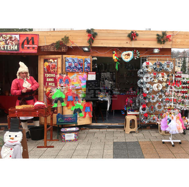 В Плевен отвори врати Коледен базар на централния площад "Възраждане"