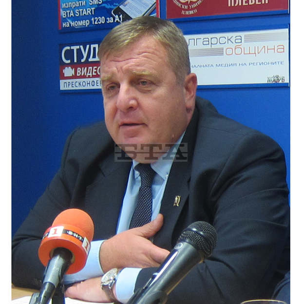 Който смята, че отива във военното училище като в балетна школа, е объркал учебните заведения, заяви в Плевен министърът на отбраната