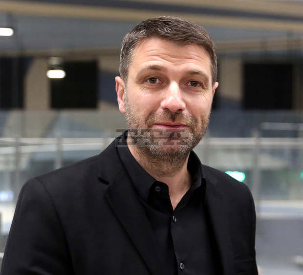 Двеста хиляди лева по-малко са платени на фирмата, за която Бонев твърди, че е с четири пъти по-скъпи цени, заяви зам.-кметът по транспорта по темата за уличното осветление в София Двеста хиляди лева по-малко са платени на фирмата, за която Бонев твърди, че е с четири пъти по-скъпи цени, заяви зам.-кметът по транспорта по темата за уличното осветление в София