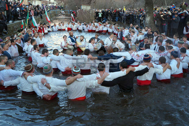 В Калофер с традиционното "Мъжко ледено хоро" извадиха кръста от замръзналите води  на р. Тунджа
