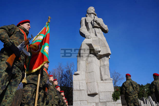 "Гирлянд на славата" положиха в Калофер