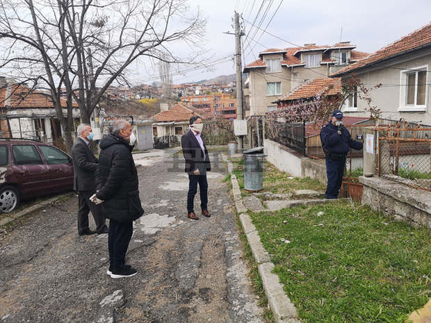 Полиция и общината в Кърджали проверяват карантинираните 98 лица завърнали се от рискови държави Полиция и общината в Кърджали проверяват карантинираните 98 лица завърнали се от рискови държави