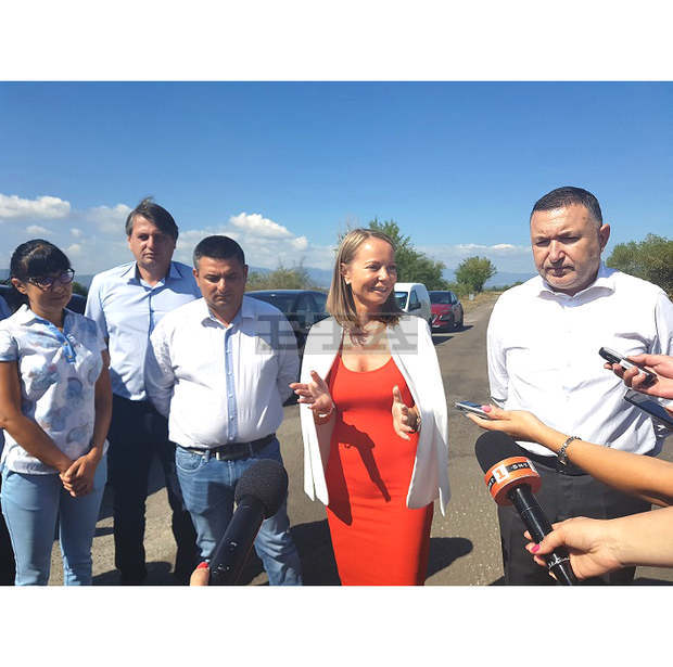 Областният управител и кметът на Карлово инспектираха ремонта на пътя до с. Васил Левски