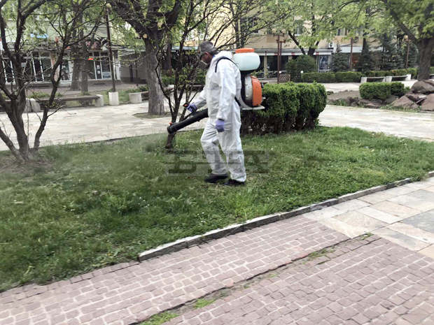 Започна косене и обработване против кърлежи на тревните площи в Търговище