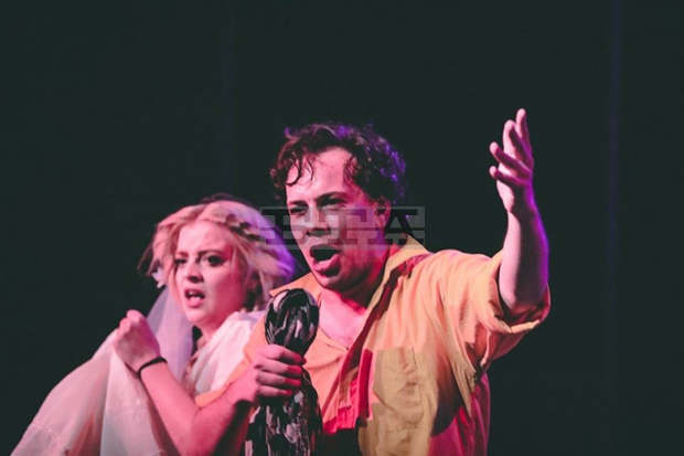 Спектакъла "Кокошка" на младата режисьорка Ана Батева ще гледат габровци на местна театрална сцена