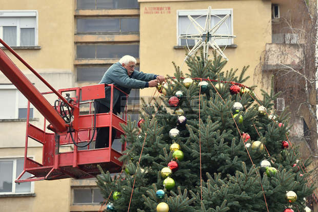 Община Монтана монтира коледната украса в града