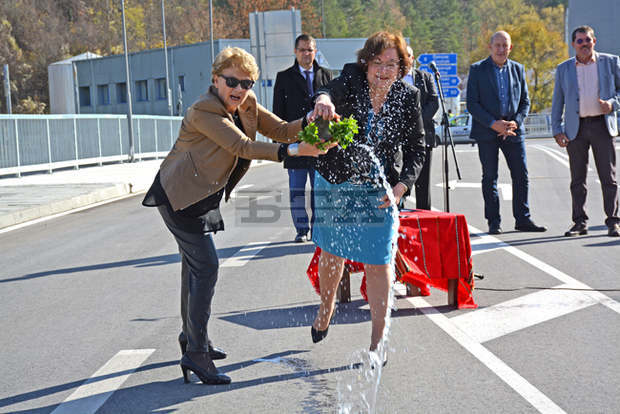 Министърът на регионалното развитие и благоустройството Виолета Комитова откри новия мост над река Осъм в Троян