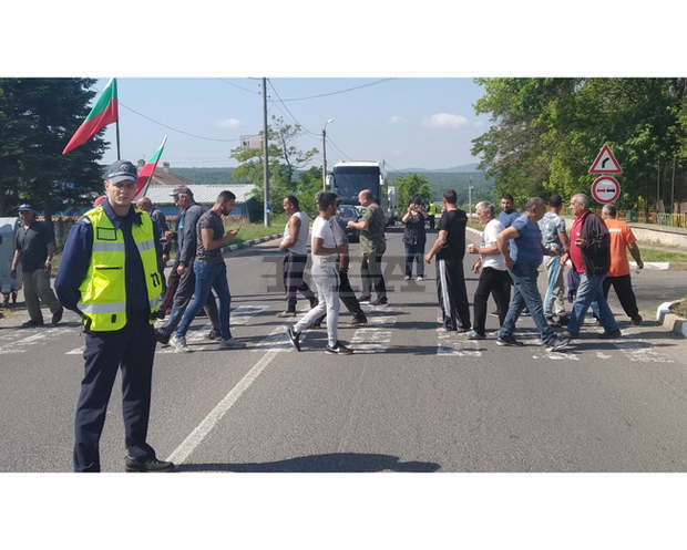 За пореден път жители на село Конуш блокириха пътя Хасково - Кърджали За пореден път жители на село Конуш блокириха пътя Хасково - Кърджали