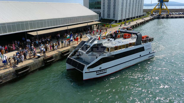 Общинският кораб "Бургус" ще извършва до края на месеца морски разходки на преференциални цени