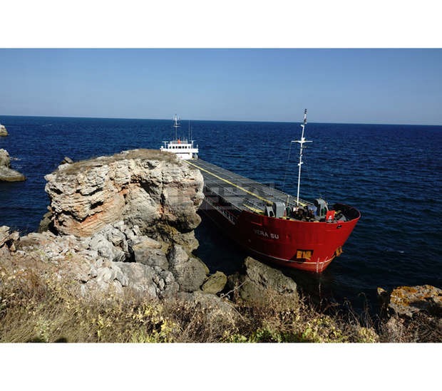 Днес се очаква да пристигнат трите баржи от EMSA за източване на втечнения товар от кораба "Вера Су"