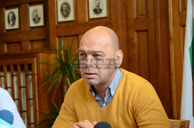 Кметът на район "Тракия" в Пловдив подкрепи гражданите за футболно игрище