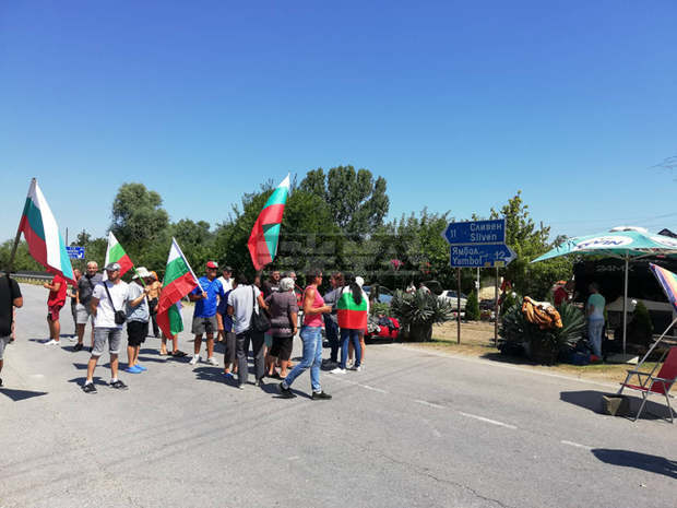 Група протестиращи отново затвориха пътя Сливен - Ямбол край село Крушаре Група протестиращи отново затвориха пътя Сливен - Ямбол край село Крушаре