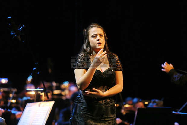 Ученици на Райна Кабаиванска пяха в памет на Лучано Павароти