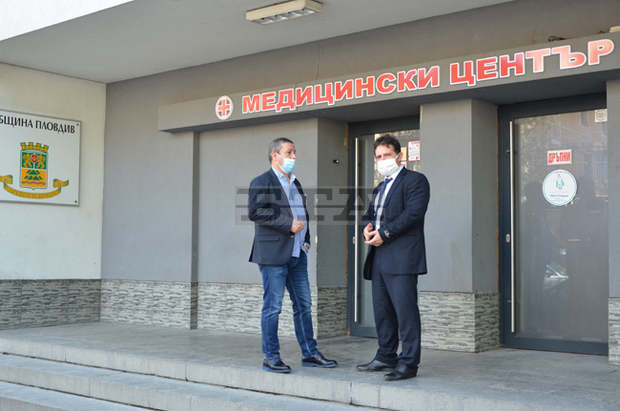 Председателят на Общинския кризисен щаб инспектира болниците "Св. Мина" и "Св. Пателеймон" в Пловдив Председателят на Общинския кризисен щаб инспектира болниците "Св. Мина" и "Св. Пателеймон" в Пловдив