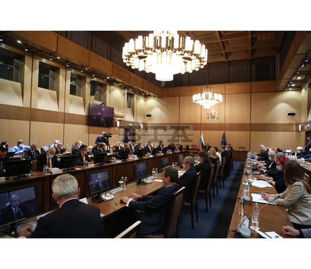 Българските общини са в затруднено положение, посочи Даниел Панов на дискусия за цените на електроенергията и газа