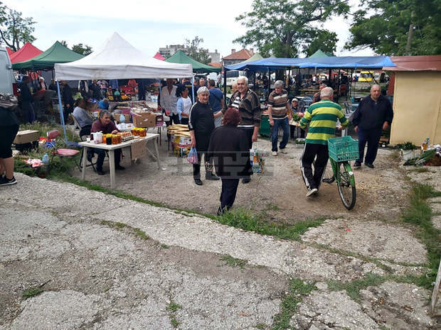 В Кубрат отново забраниха провеждането на неделния пазар за битови стоки В Кубрат отново забраниха провеждането на неделния пазар за битови стоки