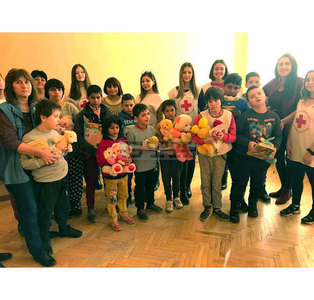 Доброволци от БМЧК в Кубрат зарадваха децата от помощното училище в града с подаръци