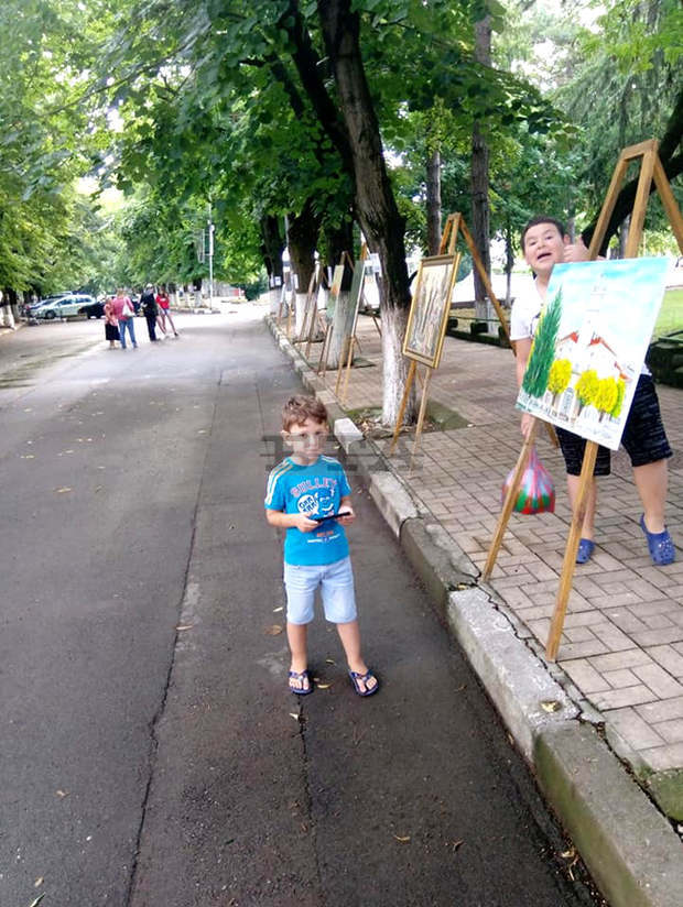 Картини на кубратски художник радват минувачите в центъра на лудогорското градче