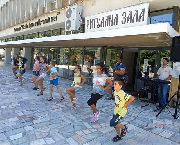 Магията на народните танци усвояват кубратски деца