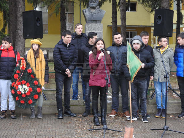 С полагане на венци и цветя в Кубрат честваха годишнината от рождението на Ботев