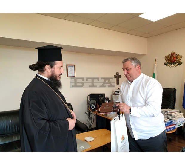 Областният управител на Кюстендил се е срещнал  с новия архиерейски наместник на околията
