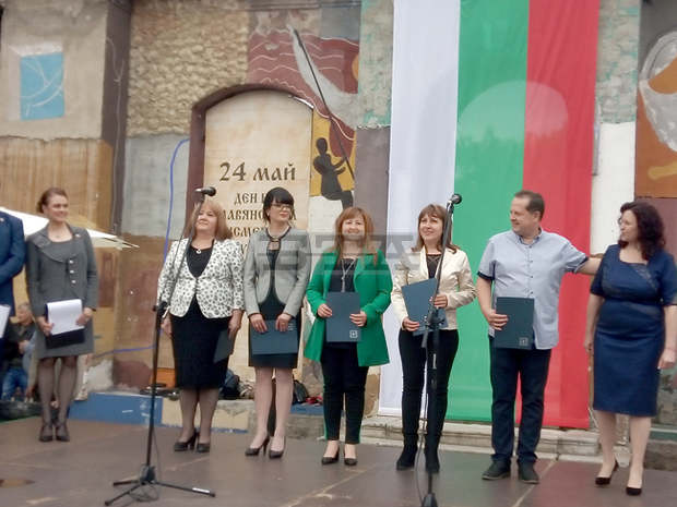 Петима учители от Кюстендил бяха наградени с отличието "Неофит Рилски" в Кюстендил Петима учители от Кюстендил бяха наградени с отличието "Неофит Рилски" в Кюстендил