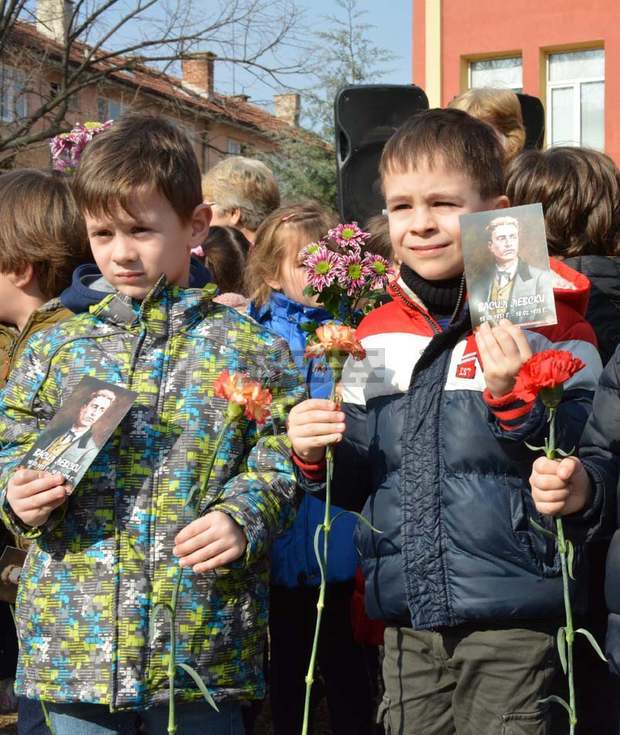 Десетки деца от детските градини в Благоевград положиха цветя пред паметника на Васил Левски Десетки деца от детските градини в Благоевград положиха цветя пред паметника на Васил Левски