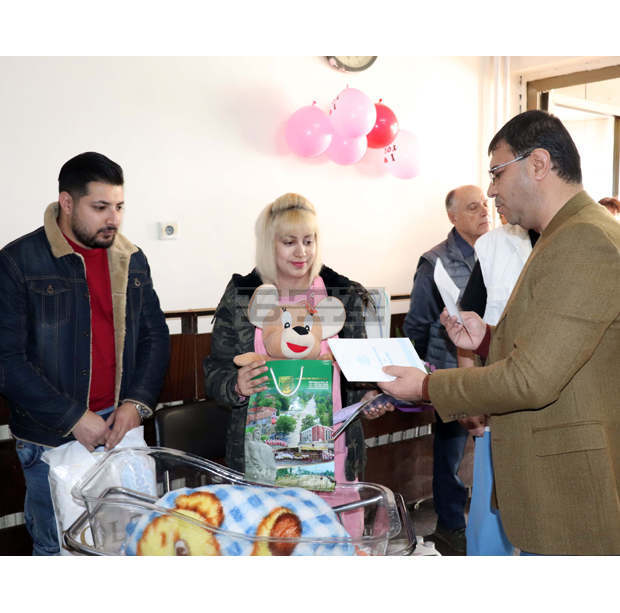 В град Левски миналата година са родени 72 бебета; родилното отделение и местната болница са стабилизирани