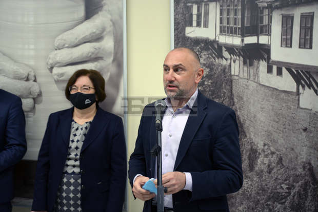 До края на седмицата ще станат ясни мерките за битовите абонати, засегнати от енергийната криза с увеличението на цените, посочи Любомир Каримански