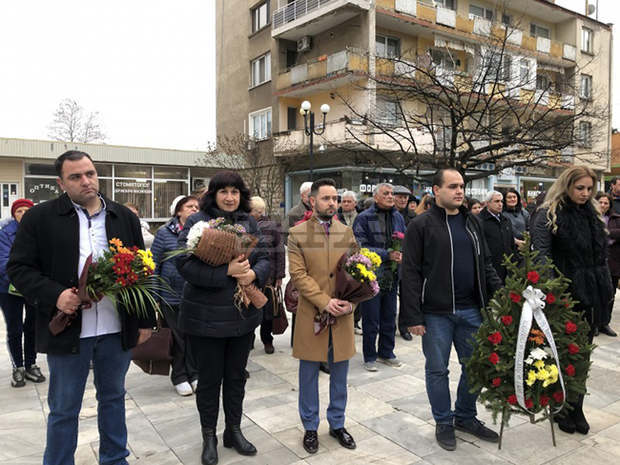 Граждани и общинското ръководство поднесоха цветя пред паметника на Васил Левски в Брековица Граждани и общинското ръководство поднесоха цветя пред паметника на Васил Левски в Брековица