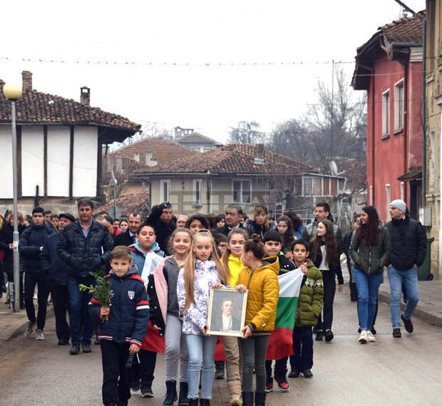 С възпоменателно шествие в Елена бяха почетени 147 години от гибелта на Васил Левски С възпоменателно шествие в Елена бяха почетени 147 години от гибелта на Васил Левски