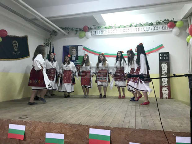 Две училища в община Опака честват патронния си празник днес Две училища в община Опака честват патронния си празник днес
