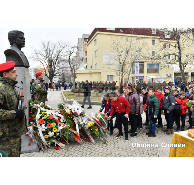 С възпоменателна церемония Сливен отбеляза 147 години от гибелта на Васил Левски С възпоменателна церемония Сливен отбеляза 147 години от гибелта на Васил Левски