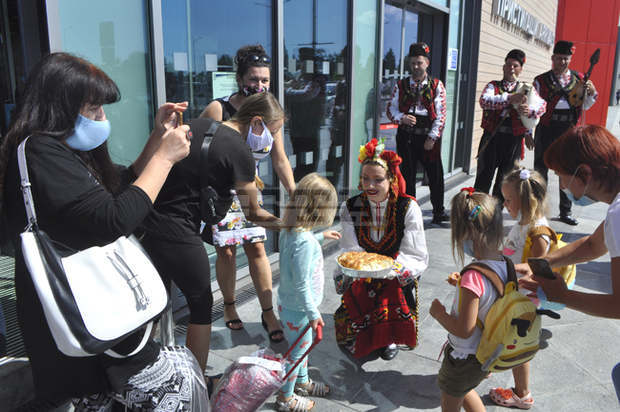 Сто и осемдесет туристи пристигнаха на Летище-Бургас с първия чартърен полет от Украйна