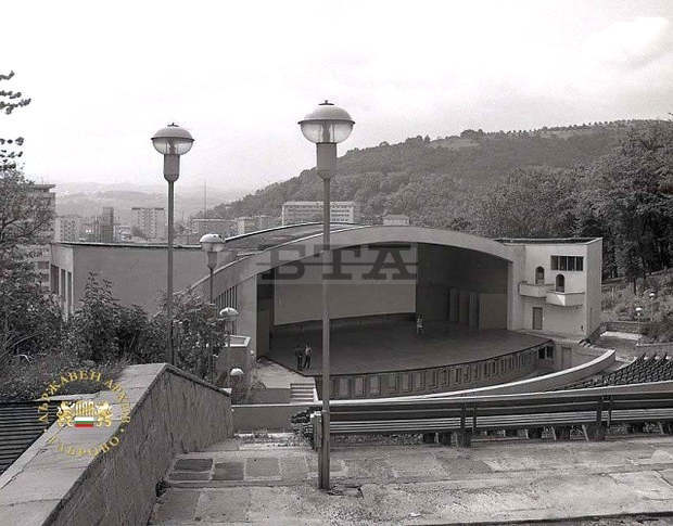 Одобрен е проектът за младежки център в сградата на  бившия Летен театър