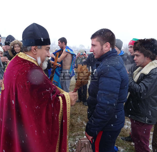 В община Левски 18-годишен от село Козар Белене извади кръста от река Осъм