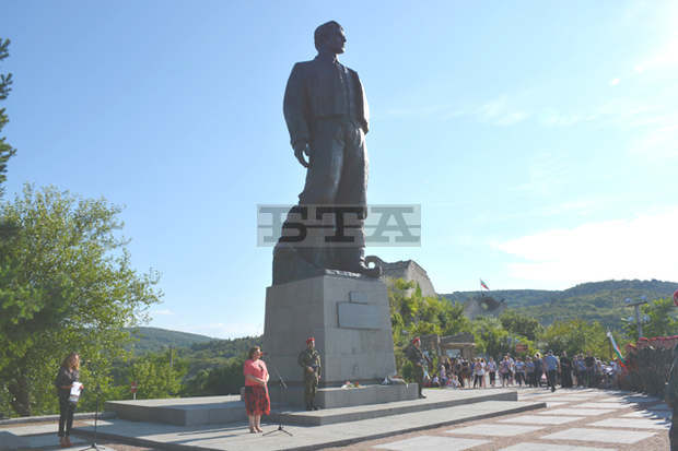С поклонение пред паметника на Левски в Ловеч бяха отбелязани 182 години от рождението му С поклонение пред паметника на Левски в Ловеч бяха отбелязани 182 години от рождението му