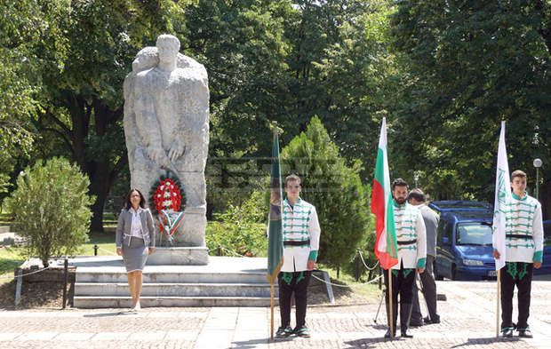 В Левски отбелязаха 182 години от рождението на Апостола и 74 години от обявяването на селището за град В Левски отбелязаха 182 години от рождението на Апостола и 74 години от обявяването на селището за град